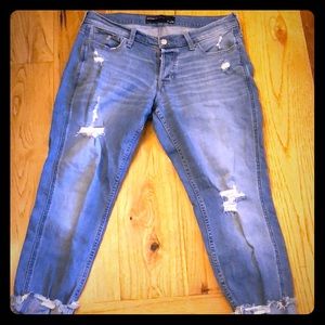 Hollister boyfriend low rise distressed jeans EUC